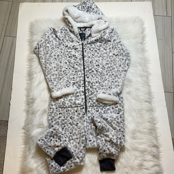 love to lounge Other - Love to lounge Luxury onesie size 2/4